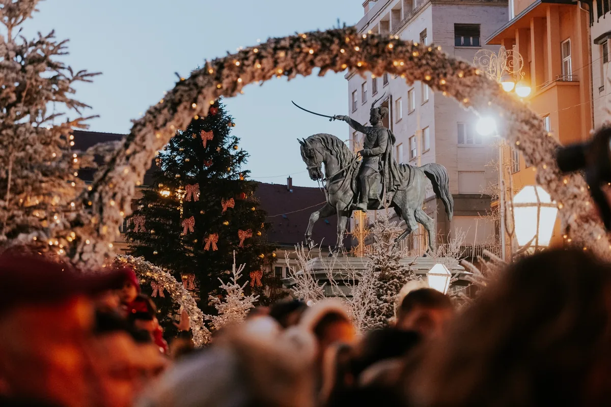 Kip bana Jelačića kroz svjetleći adventski luk