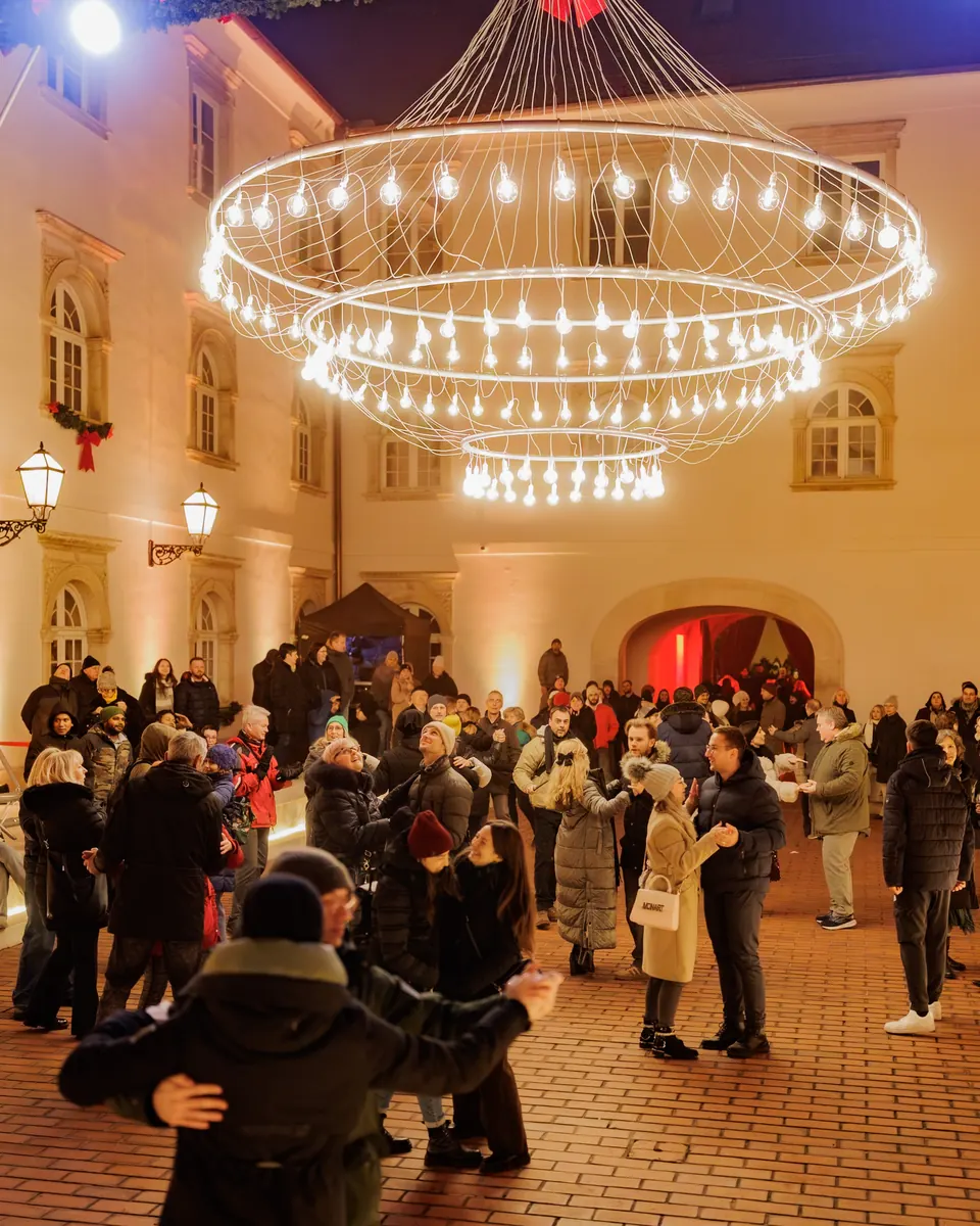 Ples na otvorenom pod lusterom od lampica na ZagreBalu